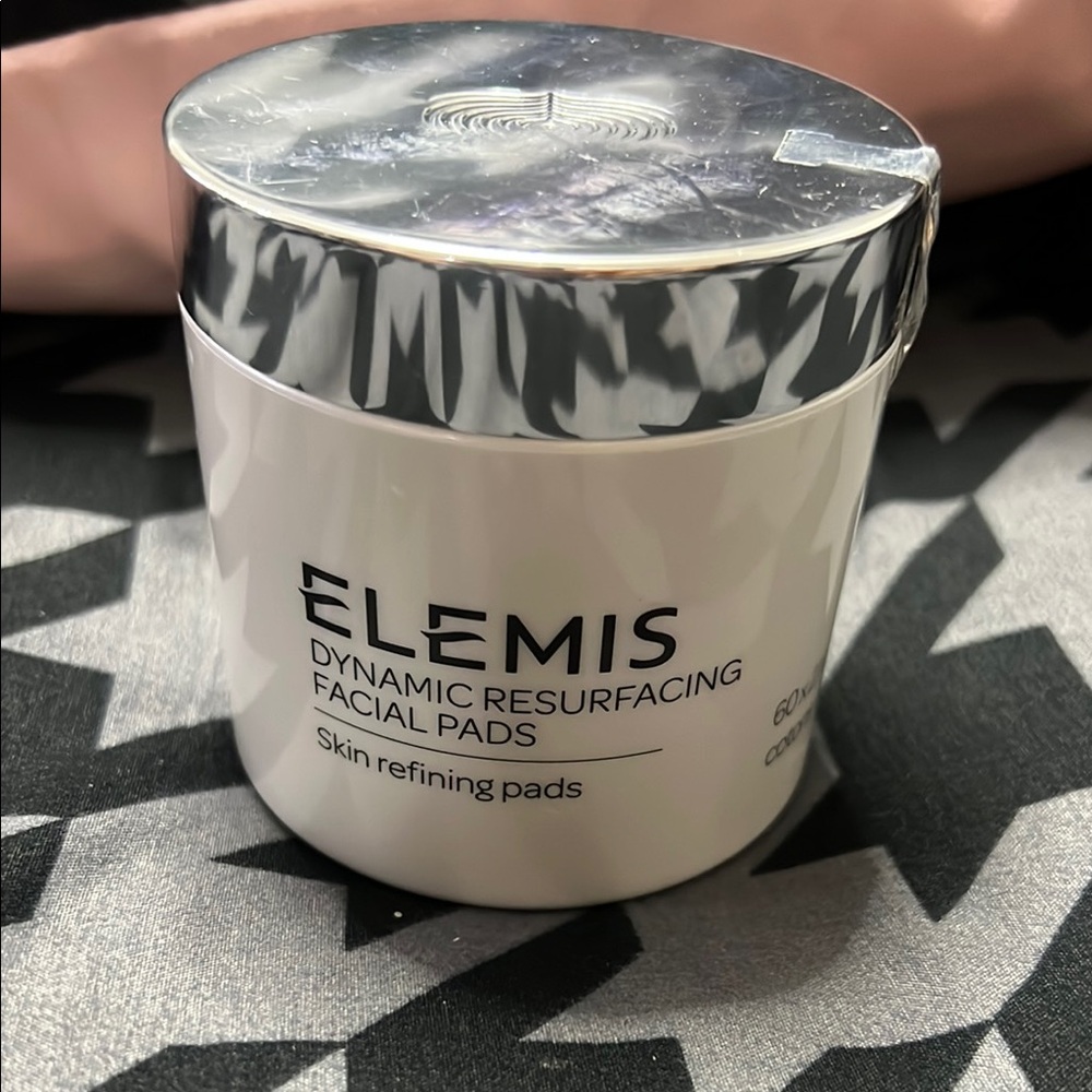 ELEMIS Dynamic Resurfacing Facial Pads in White and Silver Jar